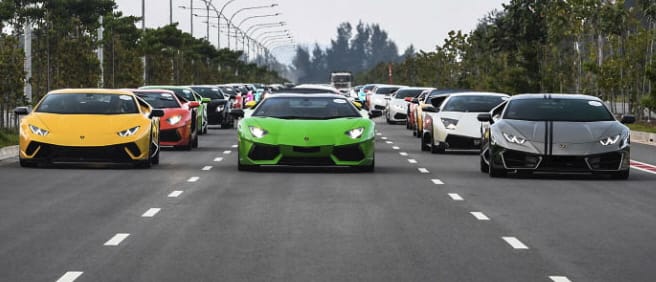 Videó: ellepték a szingapúri utcákat a Lamborghinik