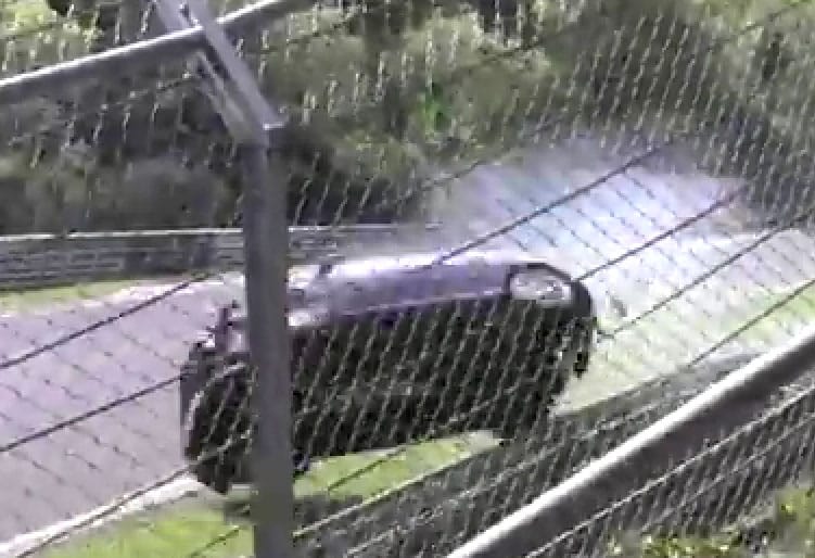 Ekkorát lehet esni egy Volkswagen Golffal - videó