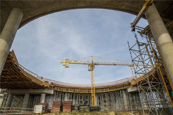 Végtelenített marakodás Hódmezővásárhelyen: Lázár nélkül zárták a „körhidas” elkerülő projektet