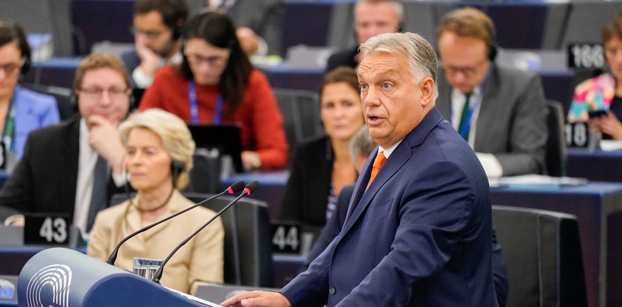„Nem látjuk szívesen” – összeszedtük, milyen válogatott módon osztották ki Orbán Viktort az Európai Parlamentben