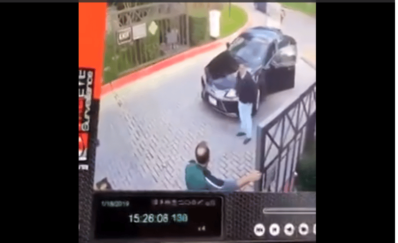 Nézni is fáj szegény autós csatáját a garázskapuval - videó