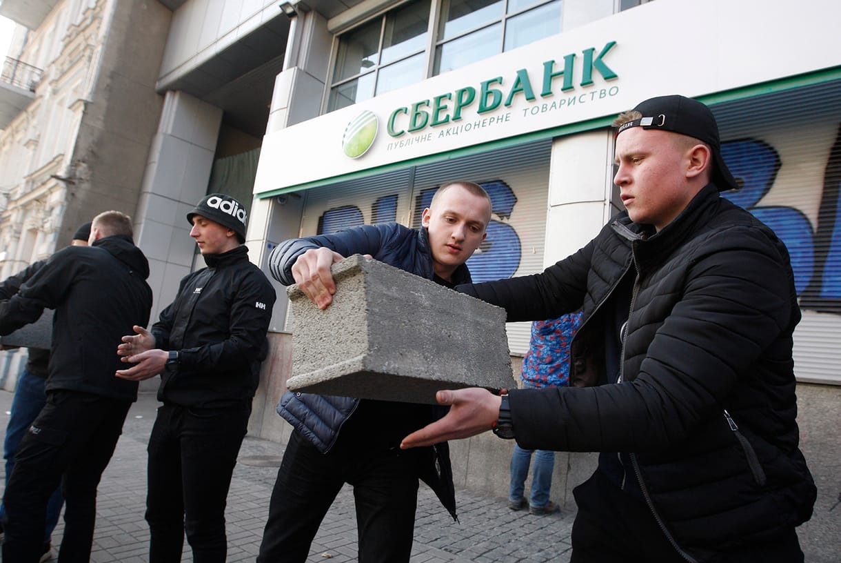 Sorra falazzák be a Szberbank fiókjait az ukrán tüntetők