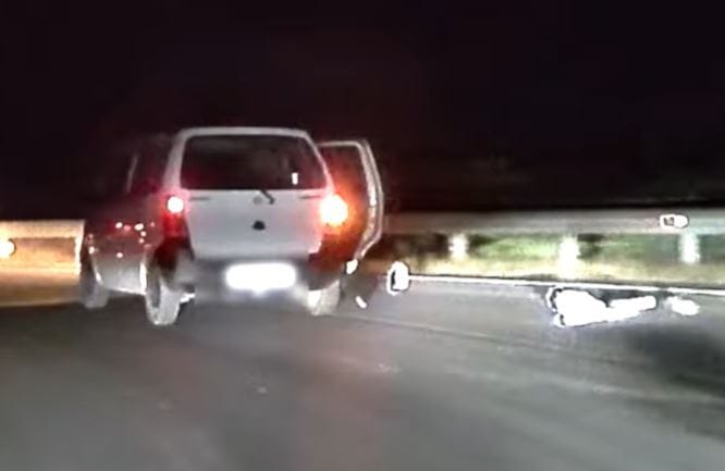 Nyitott ajtóval vágott be a körfogalomba a suzukis, ki is repült minden a kocsiból – videó