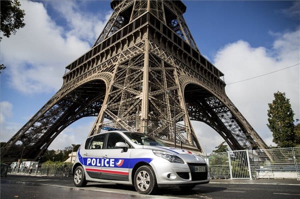 Építik a golyóálló üvegfalat az Eiffel-torony köré - fotók