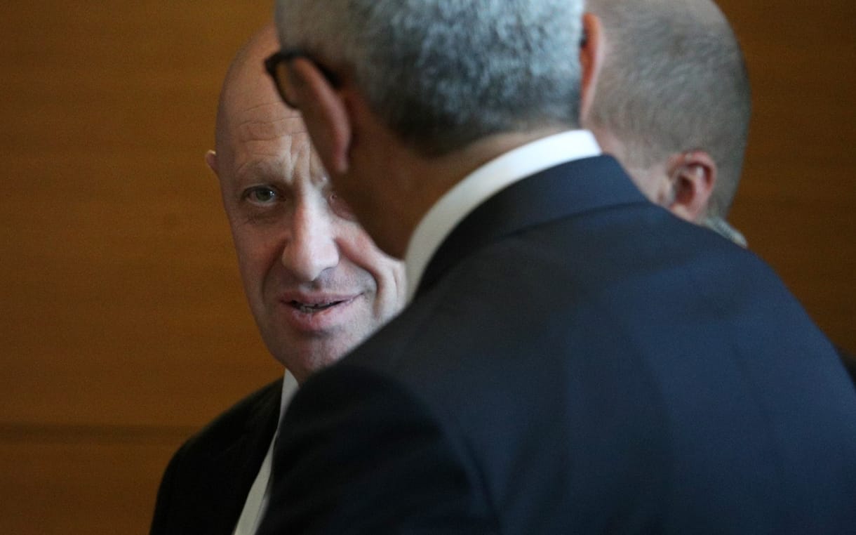 Habony és Mészáros sehol nincs kavarásban Putyin szakácsához képest