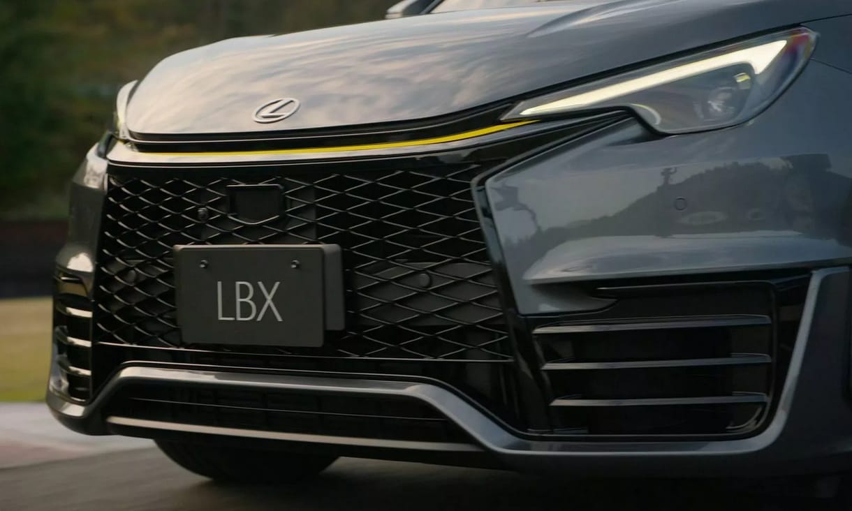 A legkisebb Lexus a legizgalmasabb: 305 lóerővel támad a spéci LBX