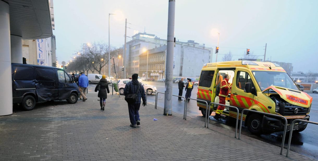 Mentő karambolozott a Váci úton Budapesten, nagy a dugó