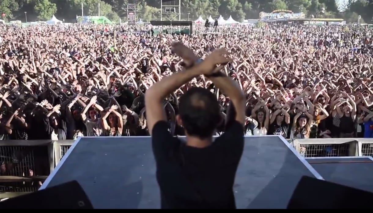 Szupersztár lett a fénytechnikus, pedig csak a munkáját végezte – videó
