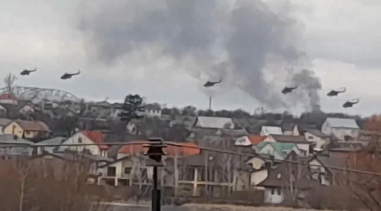 Az ukrán vezérkar friss jelentése: Harcok folynak a határ mentén, 20 orosz helikopter landolt Kijev közelében