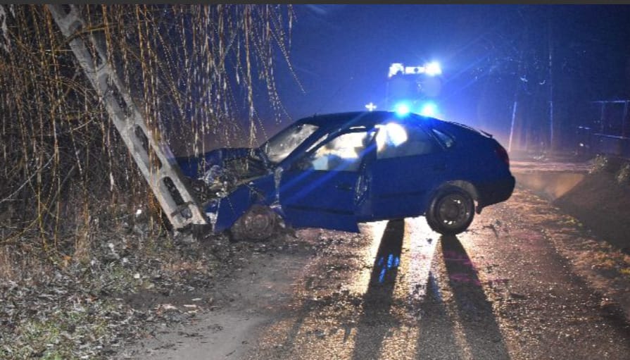 Oszlopnak hajtott a részeg sofőr, 2300 háztartásban ment el az áram