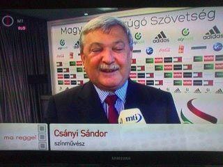 Hazudik, csúsztat, és önérzeteskedik – mi az?