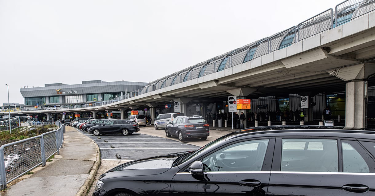 Korlátozták a pár perces ingyenes parkolást a ferihegyi repülőtéren, káosz lett belőle