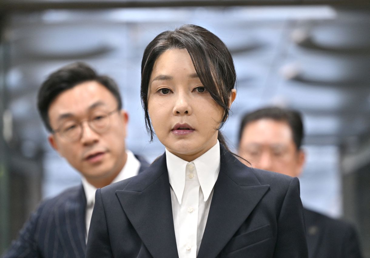 Luxustáskákkal és gyémánt nyaklánccal vesztegethették meg, letartóztatták a volt dél-koreai elnök feleségét