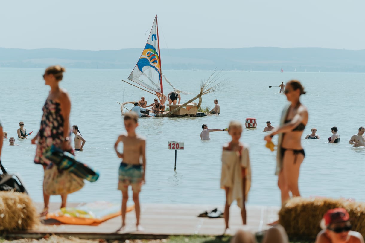 A szezonvégi hajrában művészeti projektek sora látható a Balatonnál – mutatjuk a legérdekesebbeket