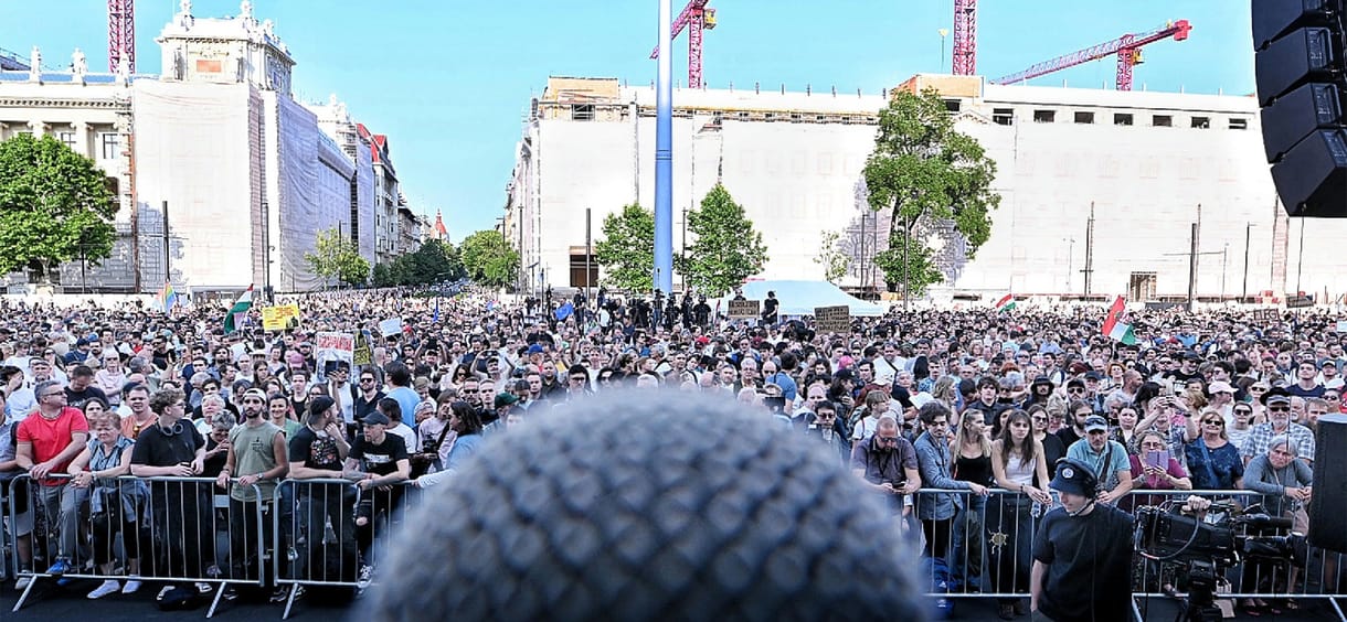 Elindult a számháború, Deák Dániel szerint pár százan, Hadházy szerint 40 ezren tüntettek kedden a Kossuth téren