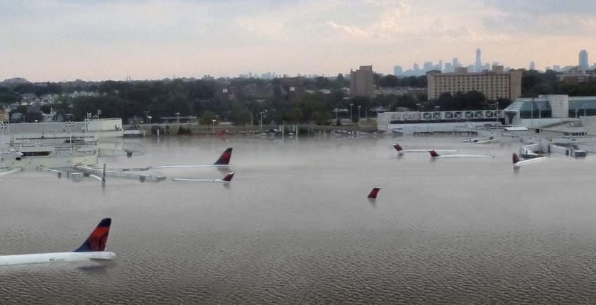 Megdöbbentő kép került fel a netre a Houston hurrikán sújtotta repteréről – kár, hogy kamu
