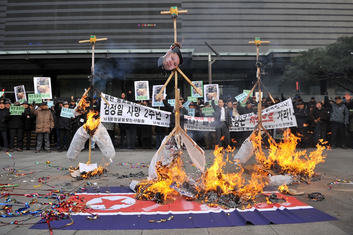 Fotó: 2 éve halt meg Kim Dzsong Il, a fia képét égetik Dél-Koreában