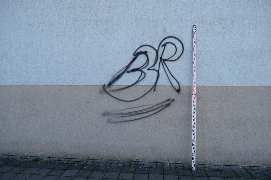 Részegen firkált össze 12 házat az önjelölt paksi graffitis