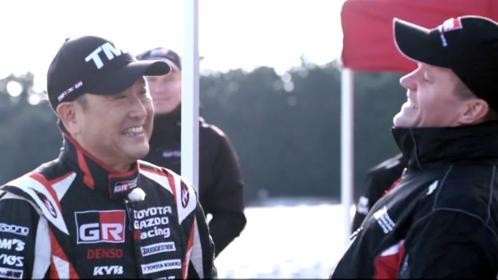 Nem semmi figura a Toyota főnöke – videó