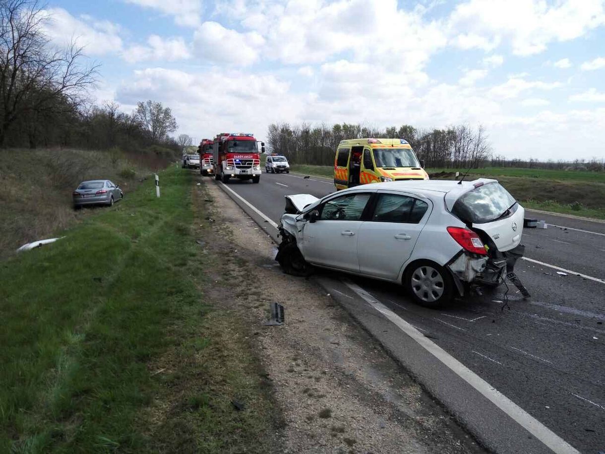 Feszítővágóval emelték ki a holttesteket a 4-es úti négyes karambol után - fotók