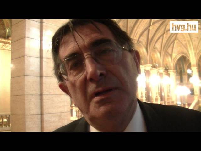 Videó: Nem kér bocsánatot, viszont perel a riporterünket megrángató fideszes