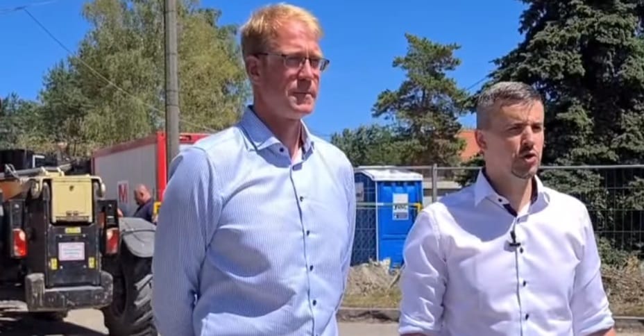 Jakab Péter beszélt volna, de rájuk tolatott egy traktor – videó