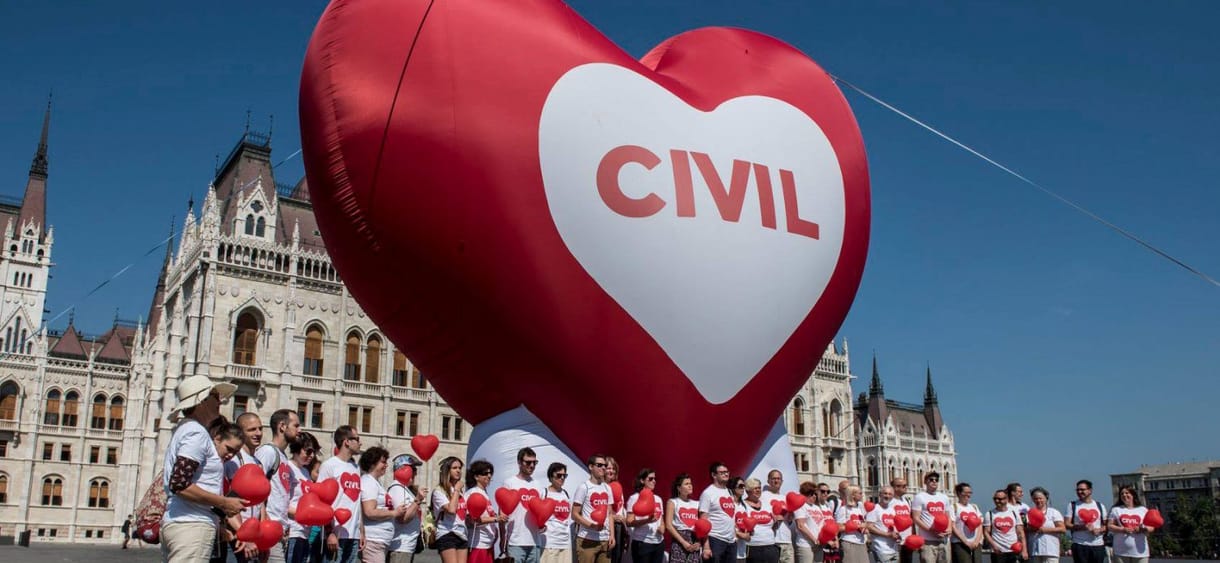 Az Orbán-kormányt kikerülve pályázhatnak pénzért a magyar civilek Brüsszelben
