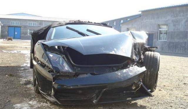 Fának csapódott Lamborghini Gallardójával egy kínai sofőr - fotók