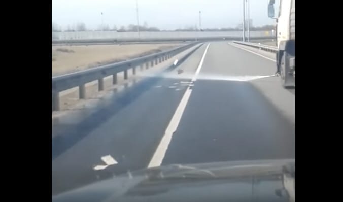 Videó: ilyen az orosz locsolókocsi, még az útfestést is feltépi