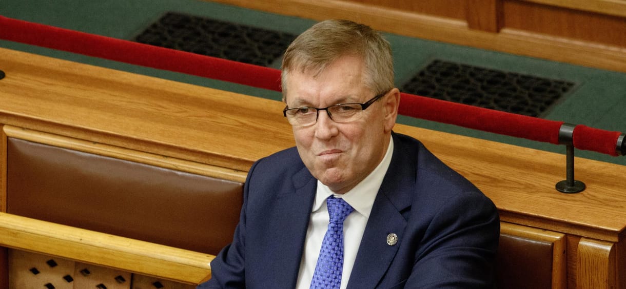 A helyzet válságközeli, az MNB veszteséges, de Matolcsy fizetésének emelése nem késhet