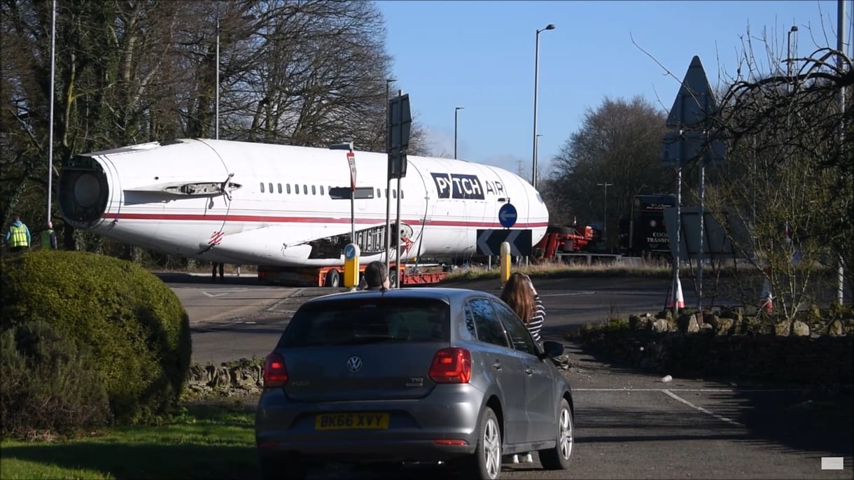 És akkor egy Boeing 727-es tűnt fel a körforgalomban – videó