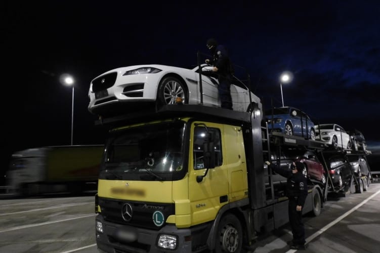 Feltűnő volt a Jaguar egy tréleren Nagykerekinél, és lopott is