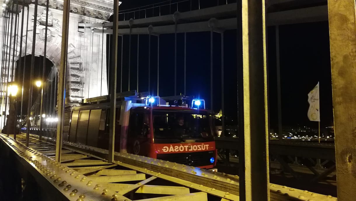 Nagy volt a káosz a Lánchídon éjjel, valaki a Dunába ugorhatott