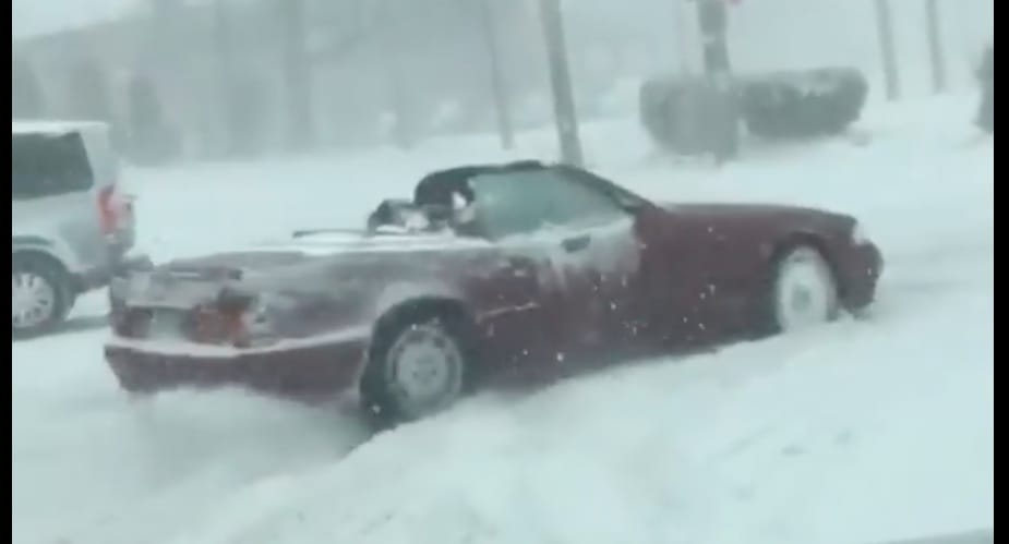 Az amerikai utak új hőse a férfi, aki Mercedes kabrióban autózott a hóviharban – videó