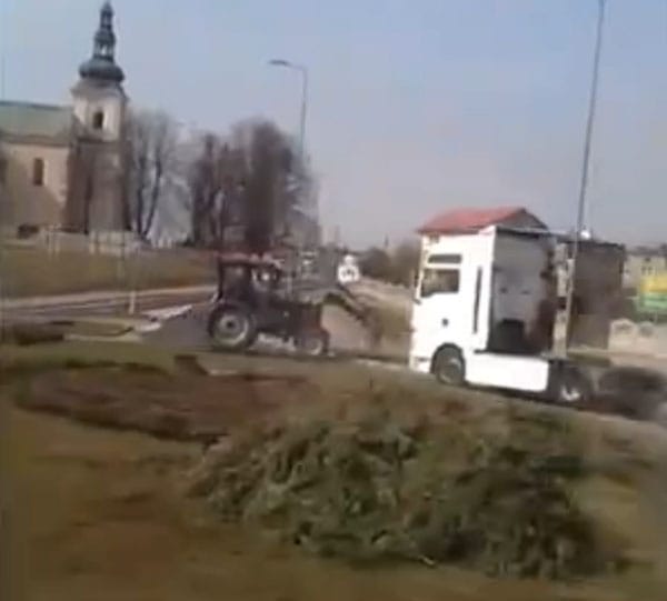 Ámokfutás: ilyen, amikor részegen vezet a traktoros - videó