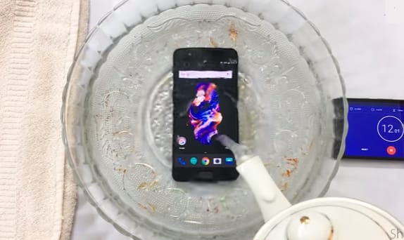 Vízbe tették a OnePlus 5-öt, és ez történt vele