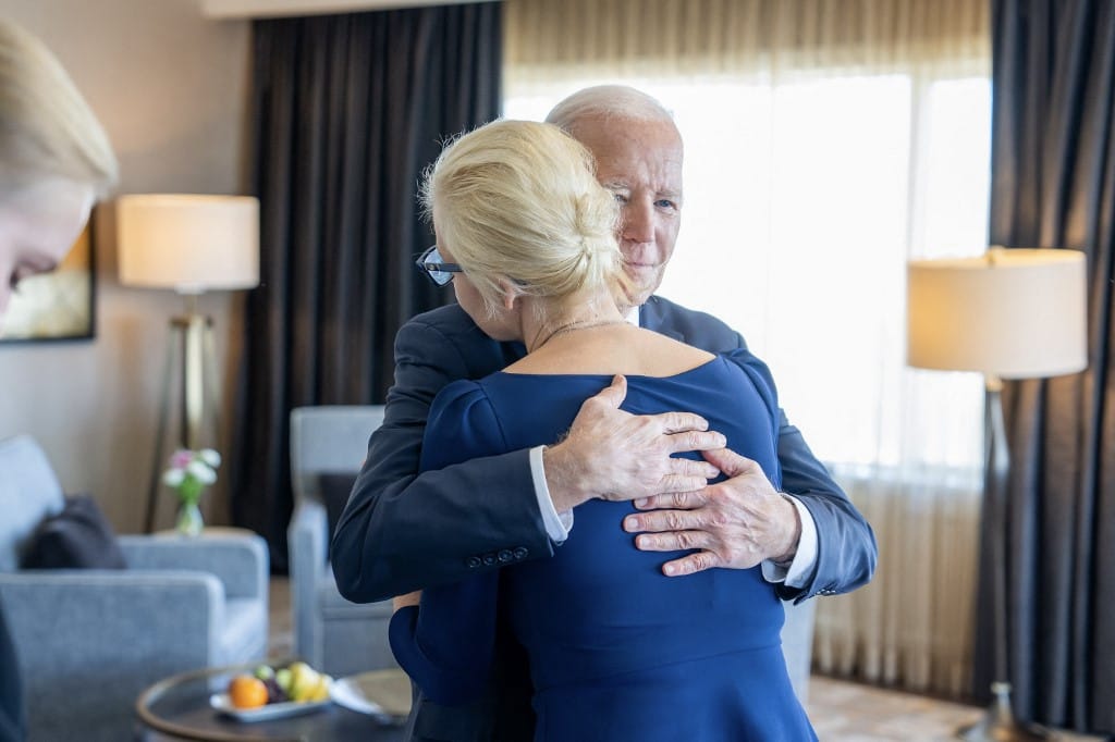 Biden elrontotta Navalnij özvegyének nevét, közvetlenül azután, hogy találkozott vele – videó
