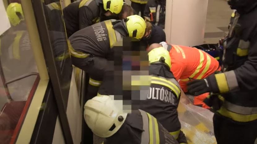 Közzétették a videót a 2-es metrónál beszorult utas mentéséről