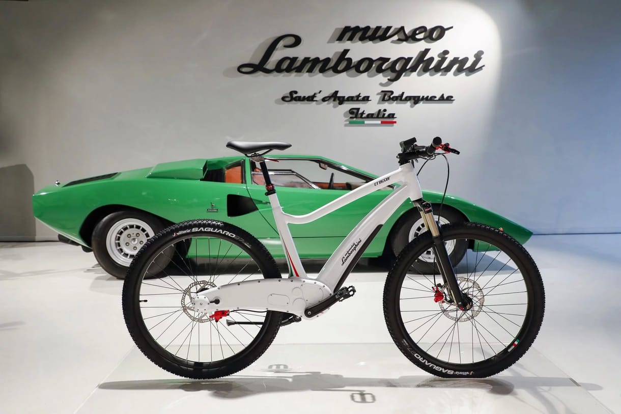 Ez a legújabb Lamborghini: két kereke van pedálokkal és elektromos