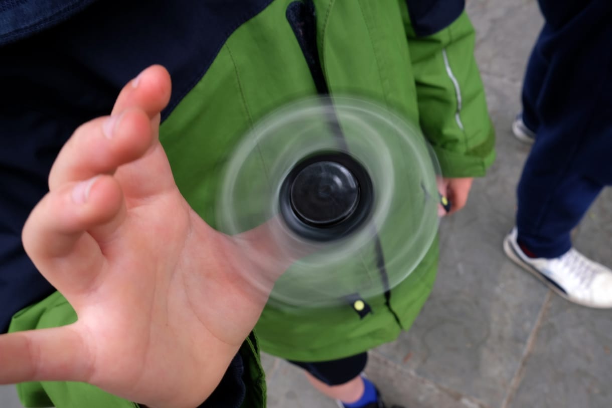 Emlékszik még a fidget spinnerre? Az EU nagyon haragszik a játékra