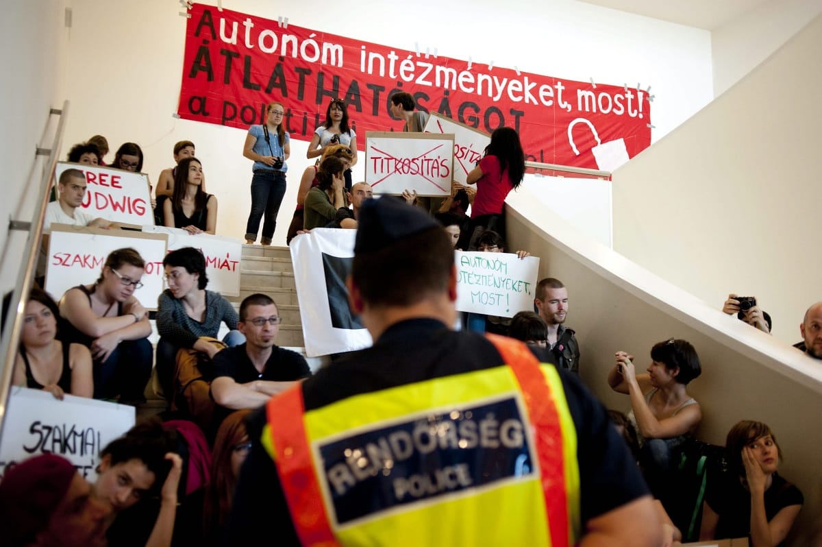 Rendőrök érkeztek a múzeumfoglaló sztrájkolókhoz