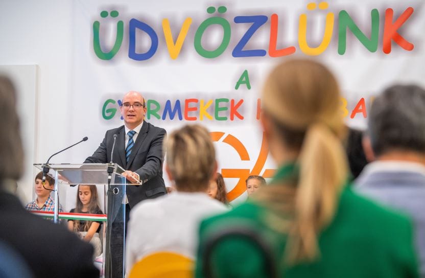Tanévnyitás: a „kitessékelt” óvodások miatt több az elsős