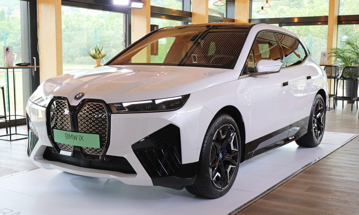 Hangparancsra szelfit készít az új BMW – levideóztuk