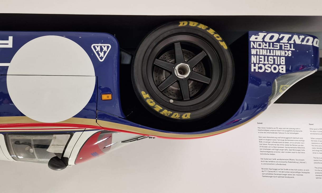 Megnéztük a Porschét, amivel akár a plafonon is lehetne autózni