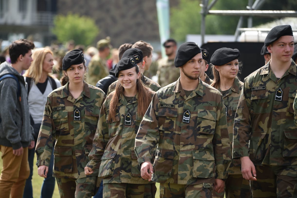 Akármit is üzen Orbán Viktor, nem nő a regimentje, nem vonzó a katonaság