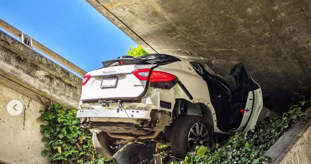 Csúnyán végződött egy autós üldözés Kaliforniában: felüljáró alá ékelődött be egy Maserati