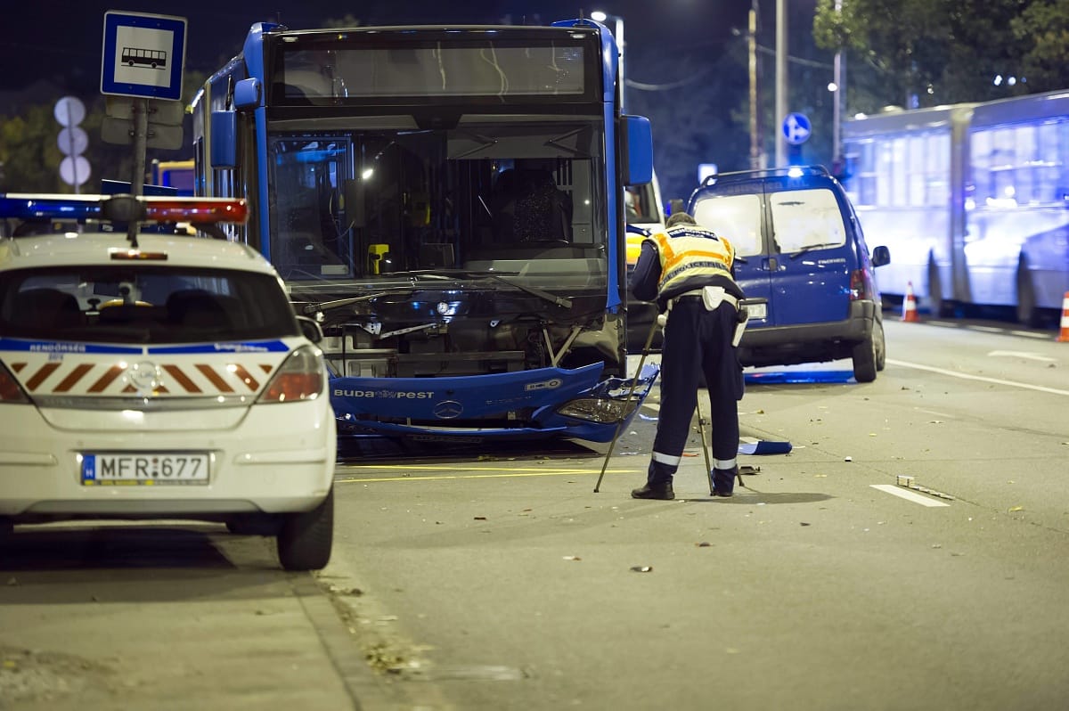 Összetört egy új busz a Szentmihályi úton – fotók