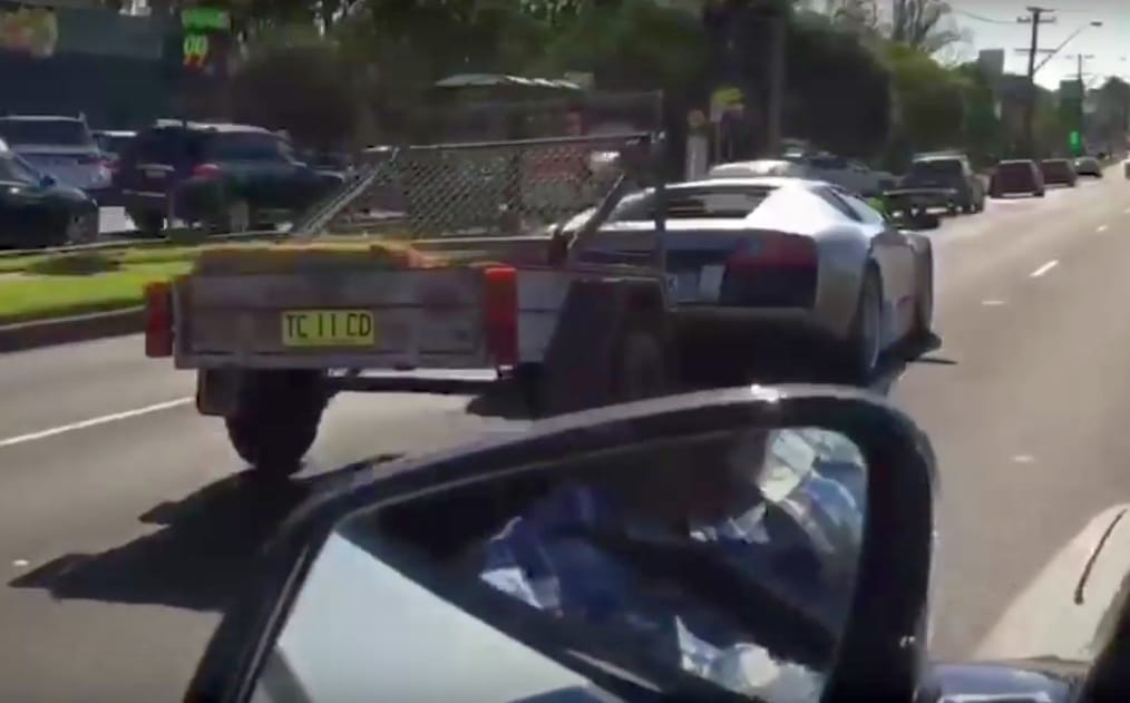 Ilyen nincs: valaki kecskéket szállított a Lamborghinivel – videó