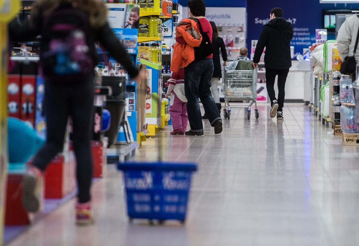 Robotok dolgoznak a Tesco-áruházakban