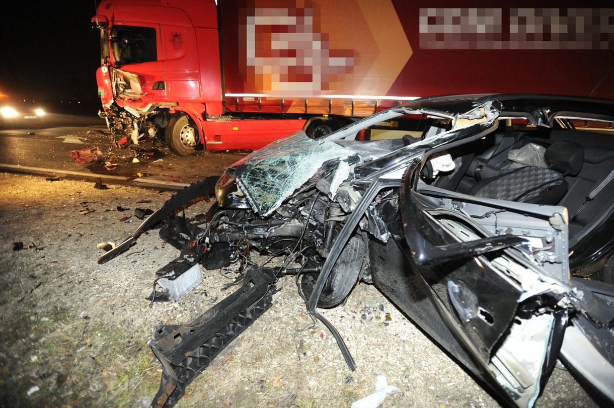 Alig maradt valami az autóból, amelyik kamionnak csapódott Gödnél – fotók